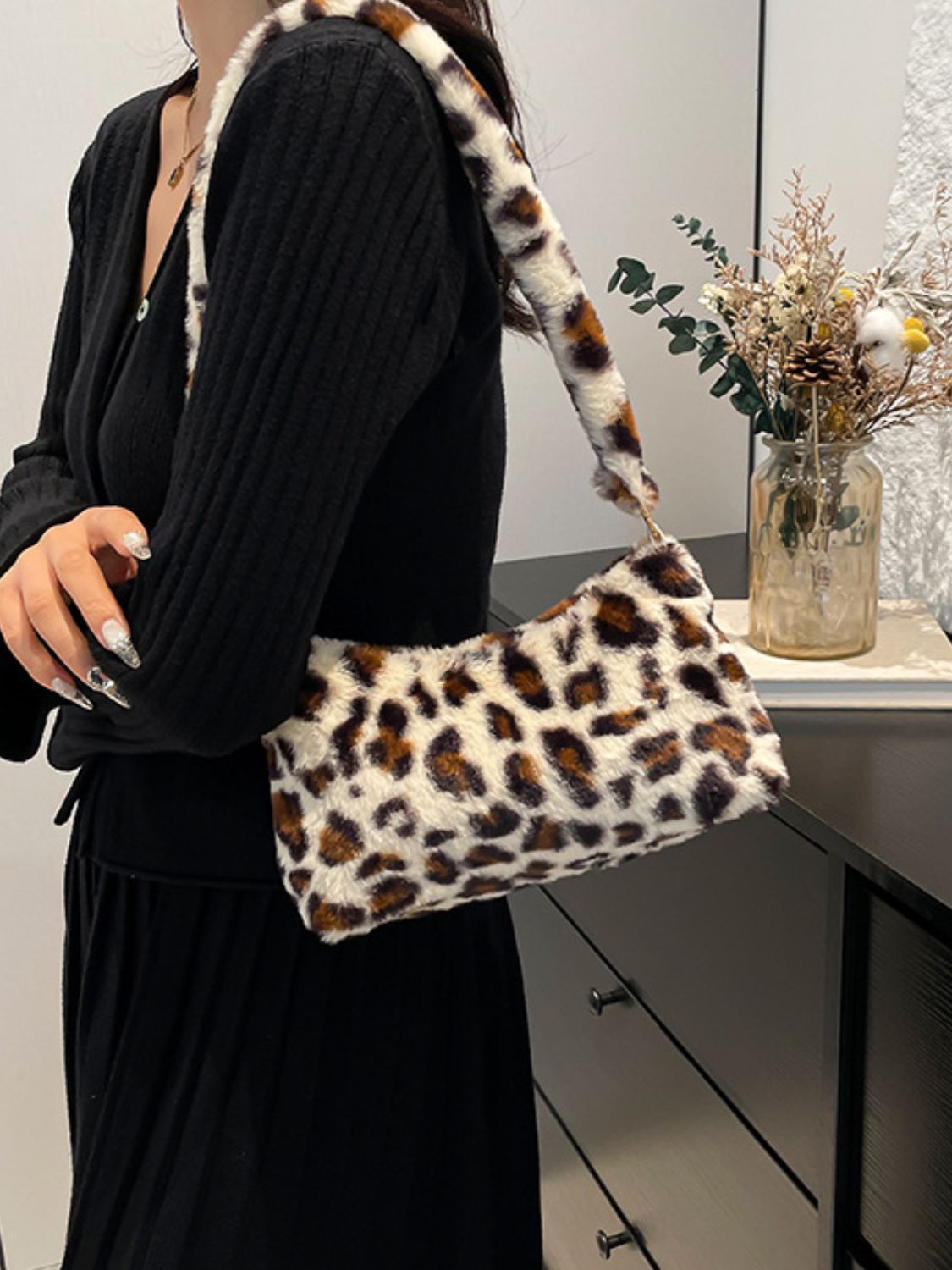 Luxury meets fashion in the Leopard Fluff Shoulder Bag – A must-have Accessories.