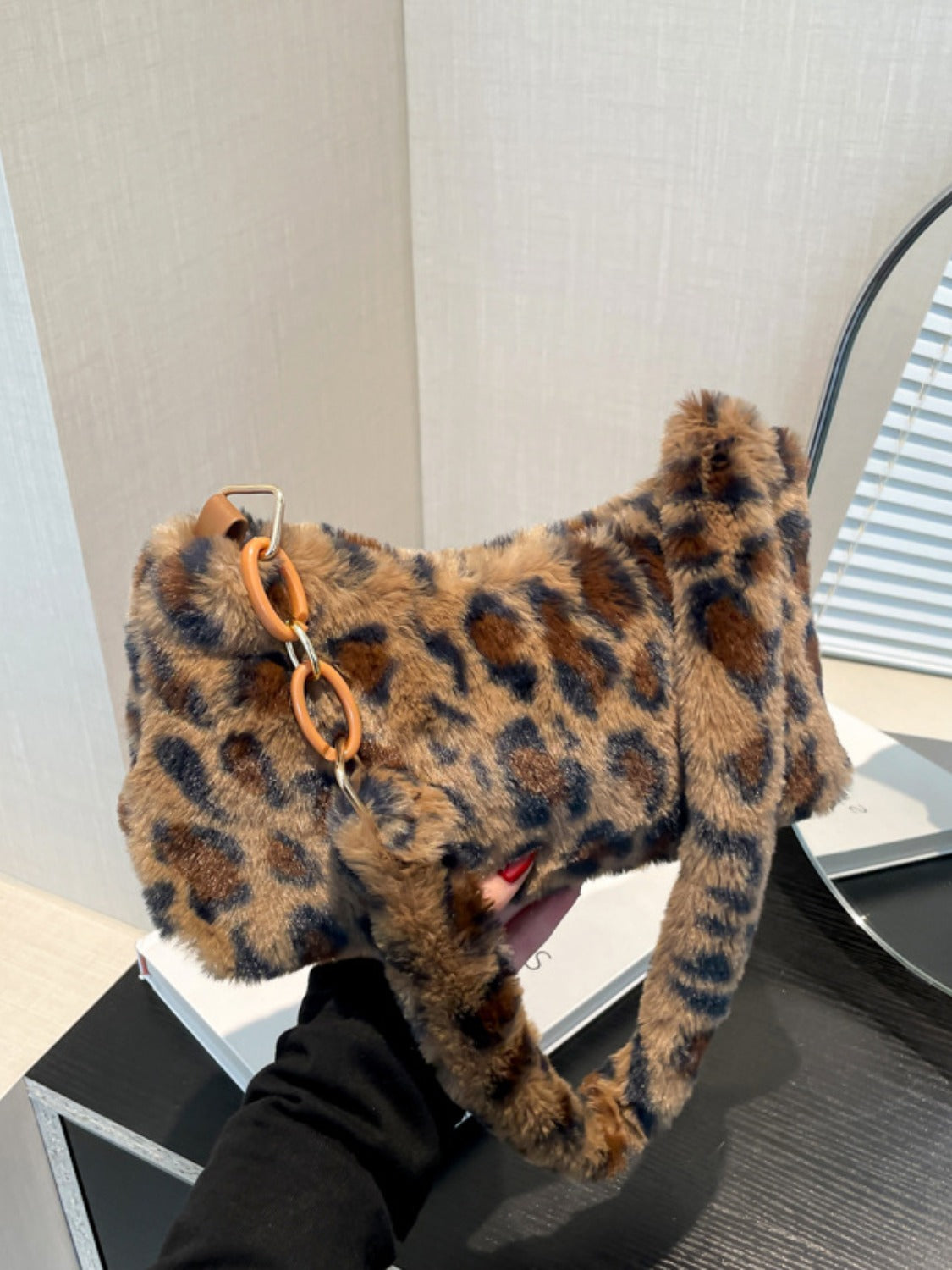 Luxury meets fashion in the Leopard Fluff Shoulder Bag – A must-have Accessories.