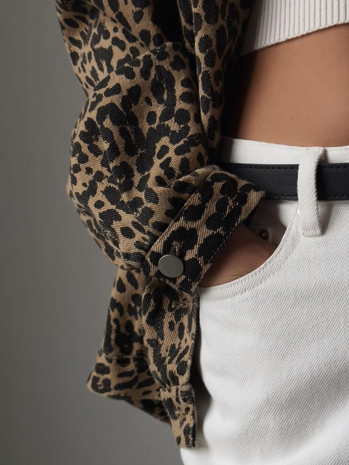 Flattering fit and modern design make the Leopard Button Up Long Sleeve Denim Top a standout piece.