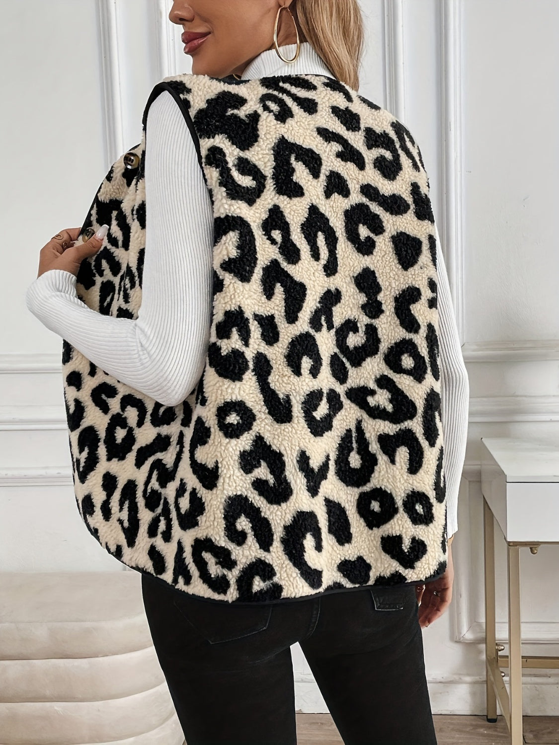 On-trend and versatile, the Leopard Button Up Sherpa Vest is perfect for any occasion.