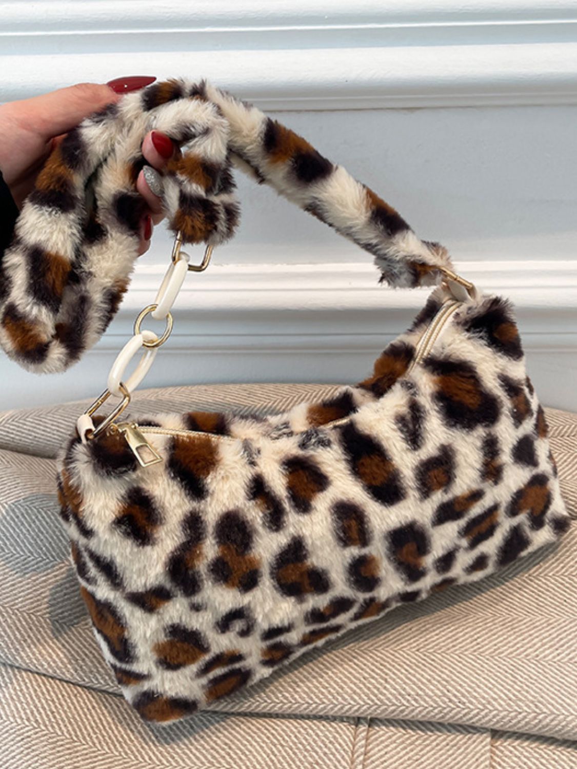 Luxury meets fashion in the Leopard Fluff Shoulder Bag – A must-have Accessories.