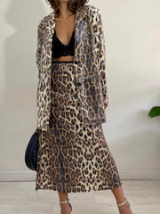 Model wearing Leopard Lapel Collar Long Sleeve Longline Blazer – A trendy and elegant Outerwear.